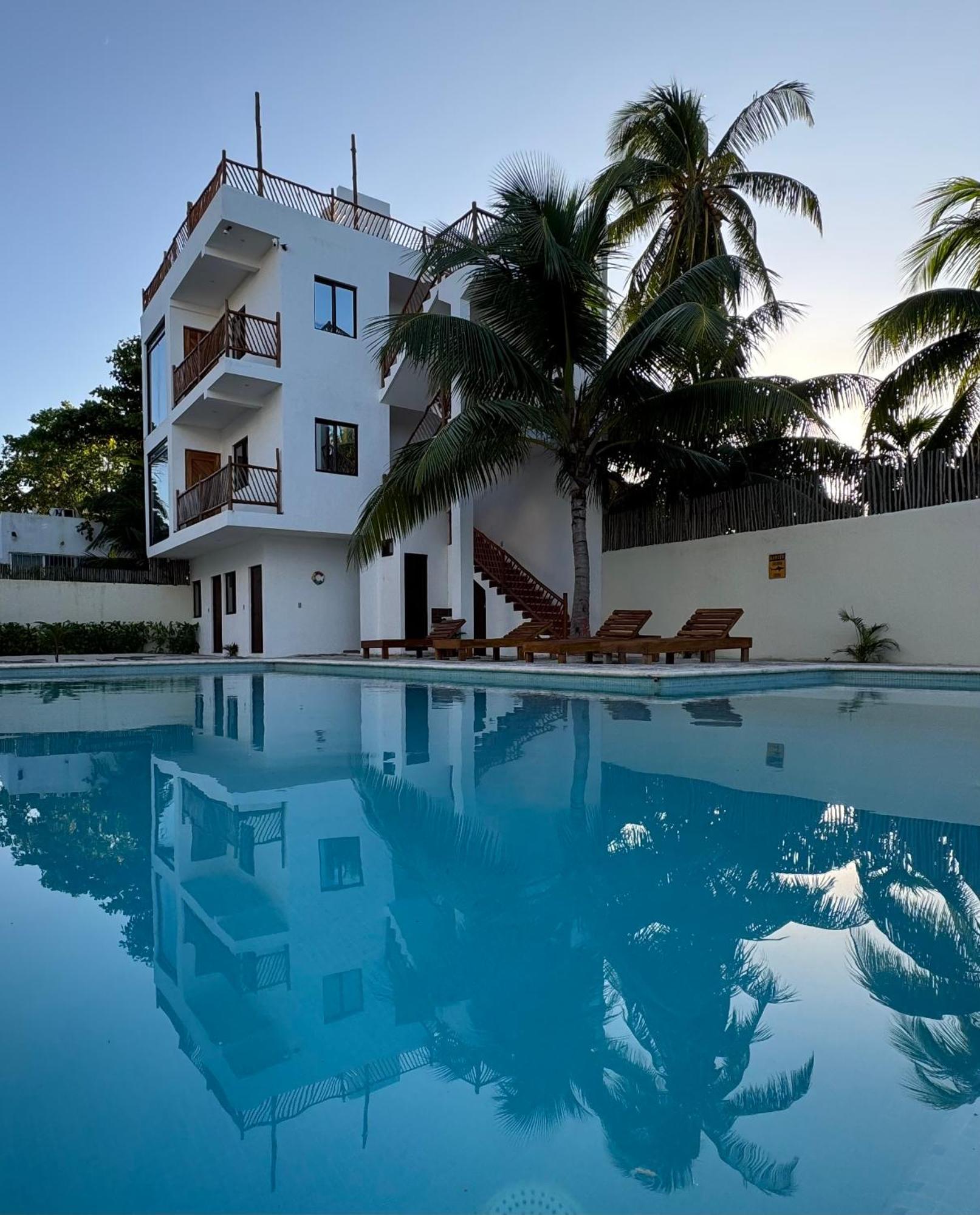 Mexhe Hotel El Cuyo Exterior photo