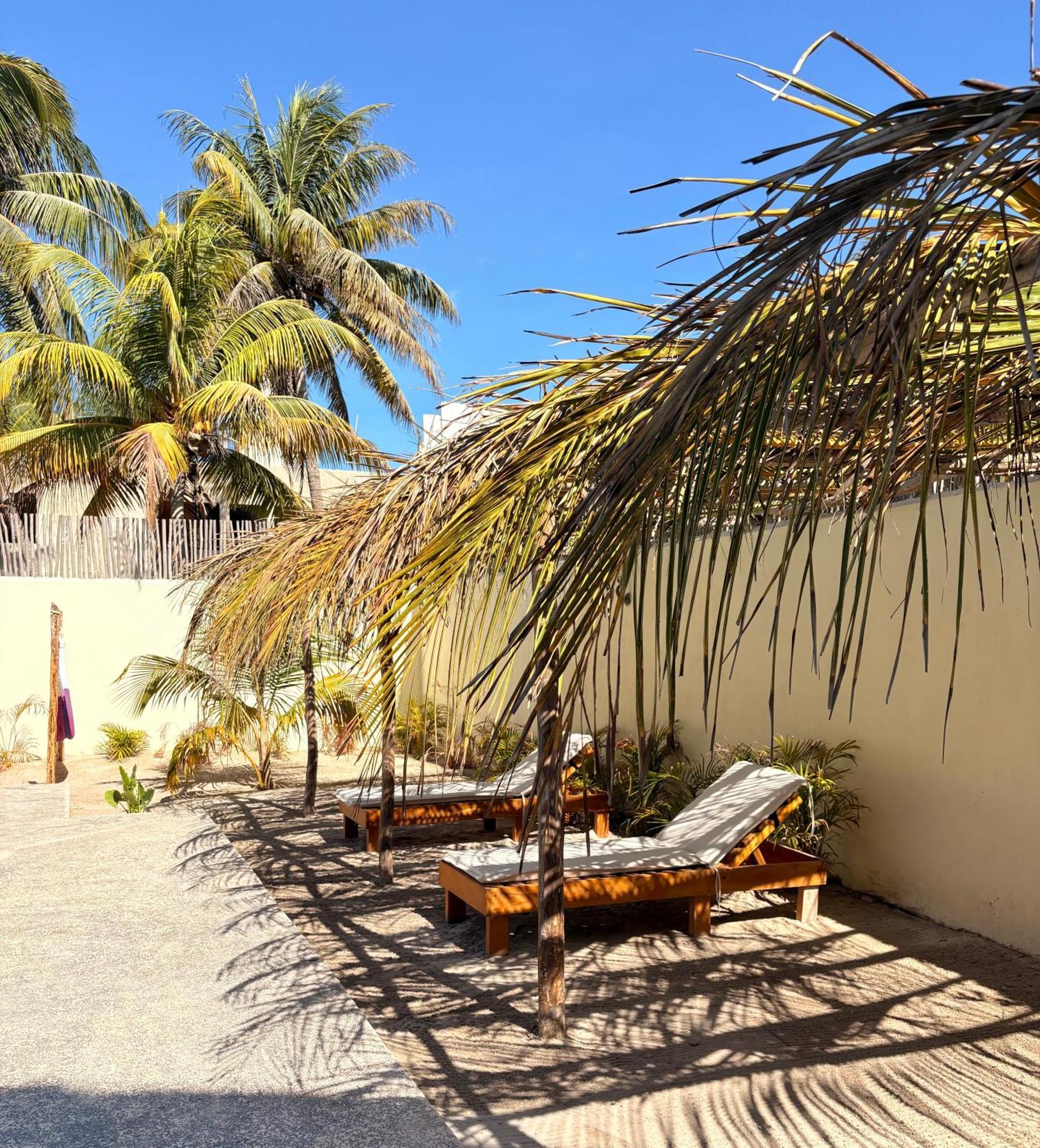 Mexhe Hotel El Cuyo Exterior photo